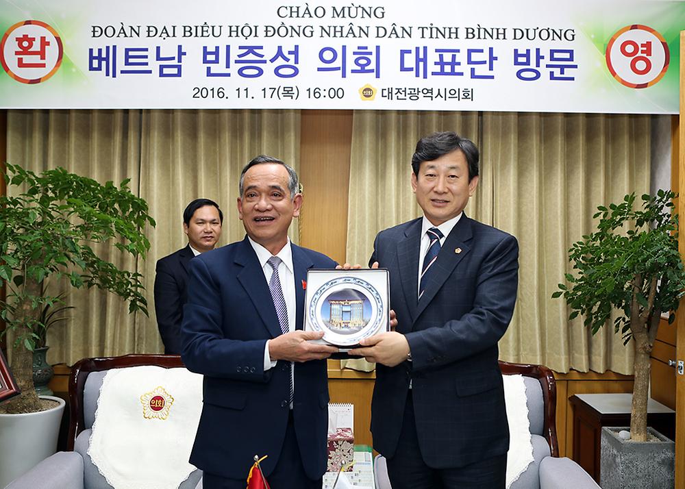 베트남 빈증성 인민의회의장단 대전시의회 방문 [ 2016-11-17 ]