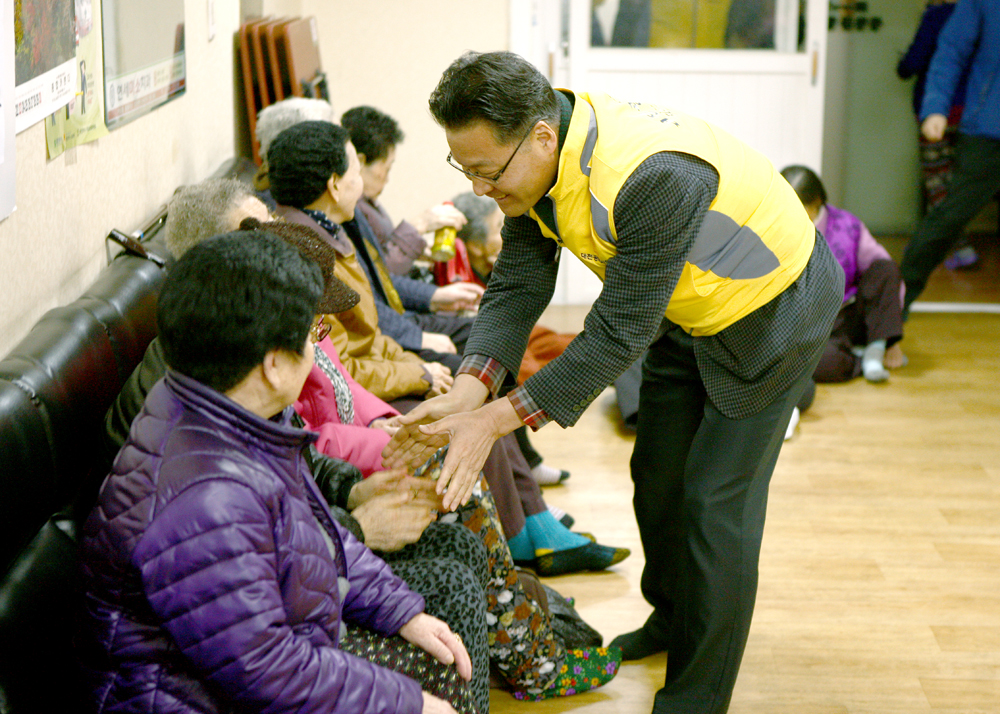 2015.02.10_윤기식의원_생명복지관_설_명절맞이_위문_(4)