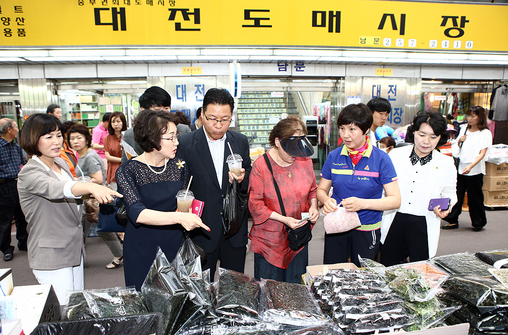 2015.06.23_메르스_극복_및_경제활성화를_위한_전통시장_방문_(30)