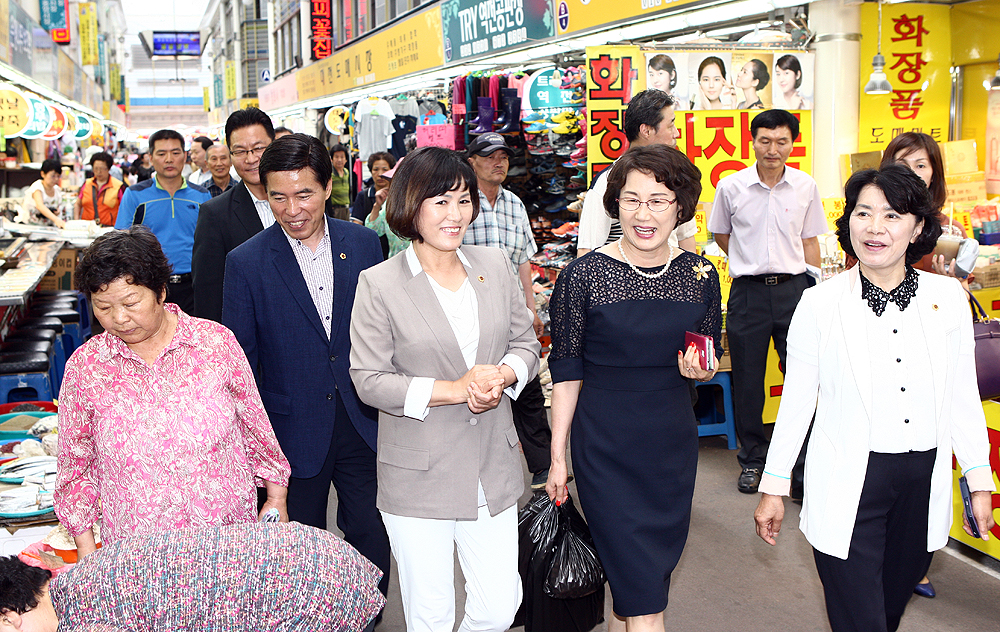 2015.06.23_메르스_극복_및_경제활성화를_위한_전통시장_방문_(38)