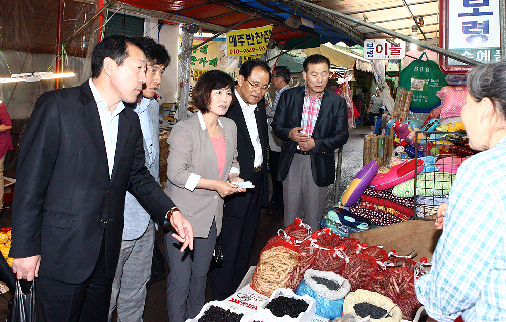 2015.06.26_메르스_극복_및_경제활성화를_위한_문창시장_방문_(9)