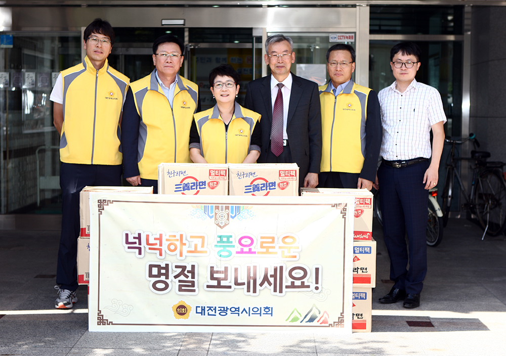 2015.09.22_2015_추석_명절_맞이_박정현의원_용문사회복지관_위문_(1)