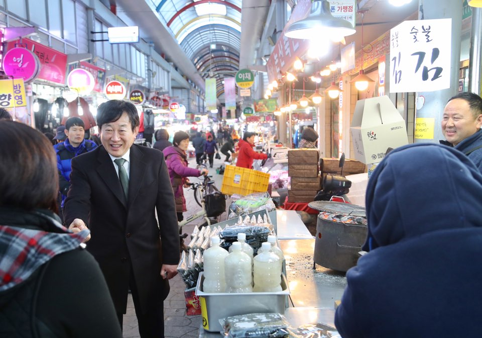 (20170123)_김경훈_의장__설명절맞이_전통시장_장보기_행사_참여_1