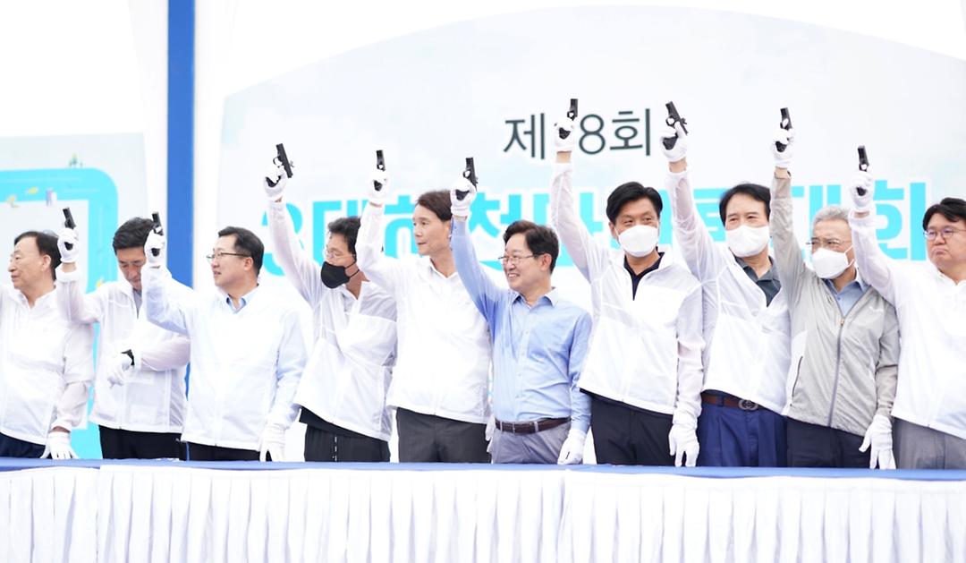 제18회 3대하천마라톤대회 개회식 사진2(이상래 의장 오른쪽 6번째)
