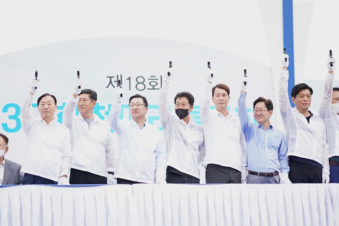 제18회 3대하천마라톤대회 개회식 사진5(이상래 의장 오른쪽 4번째)