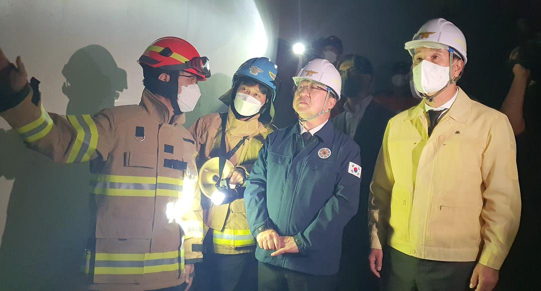 대전 현대아울렛 화재 참사 현장 이상래 대전시의장 방문사진 1(오른쪽 첫번째)