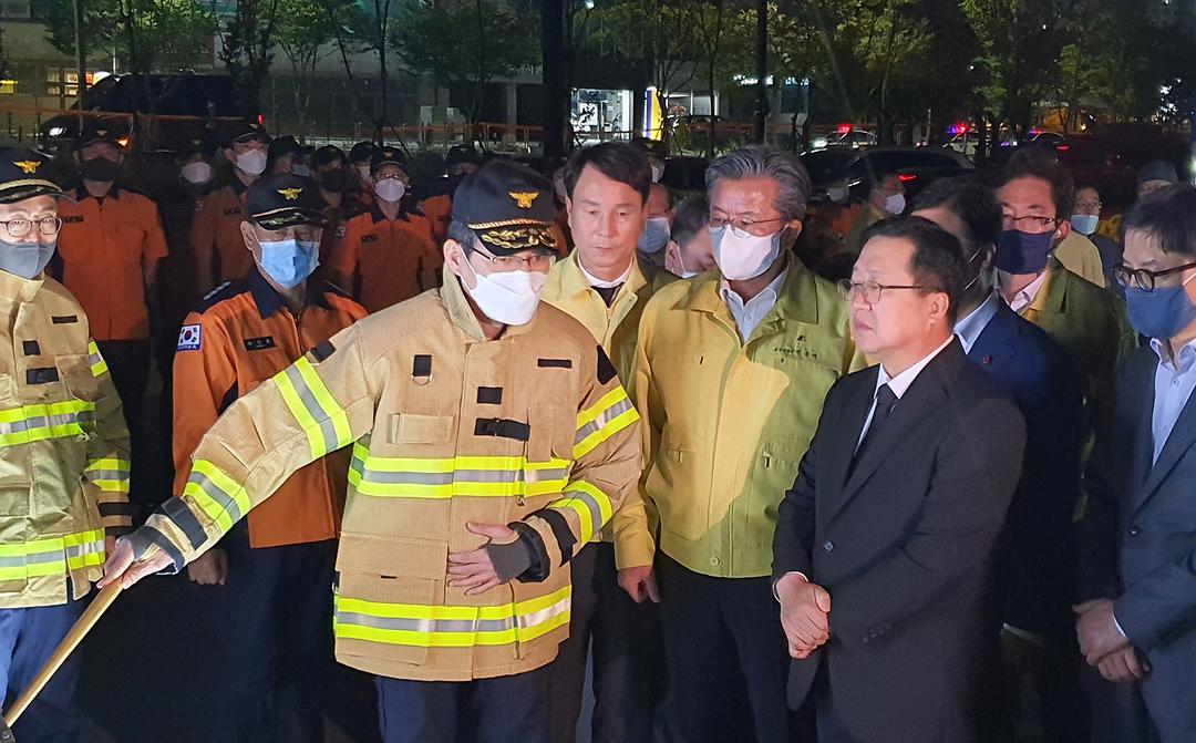 대전 현대아울렛 화재 참사 현장 이상래 대전시의장 방문 사진 5(오른쪽 세번째)