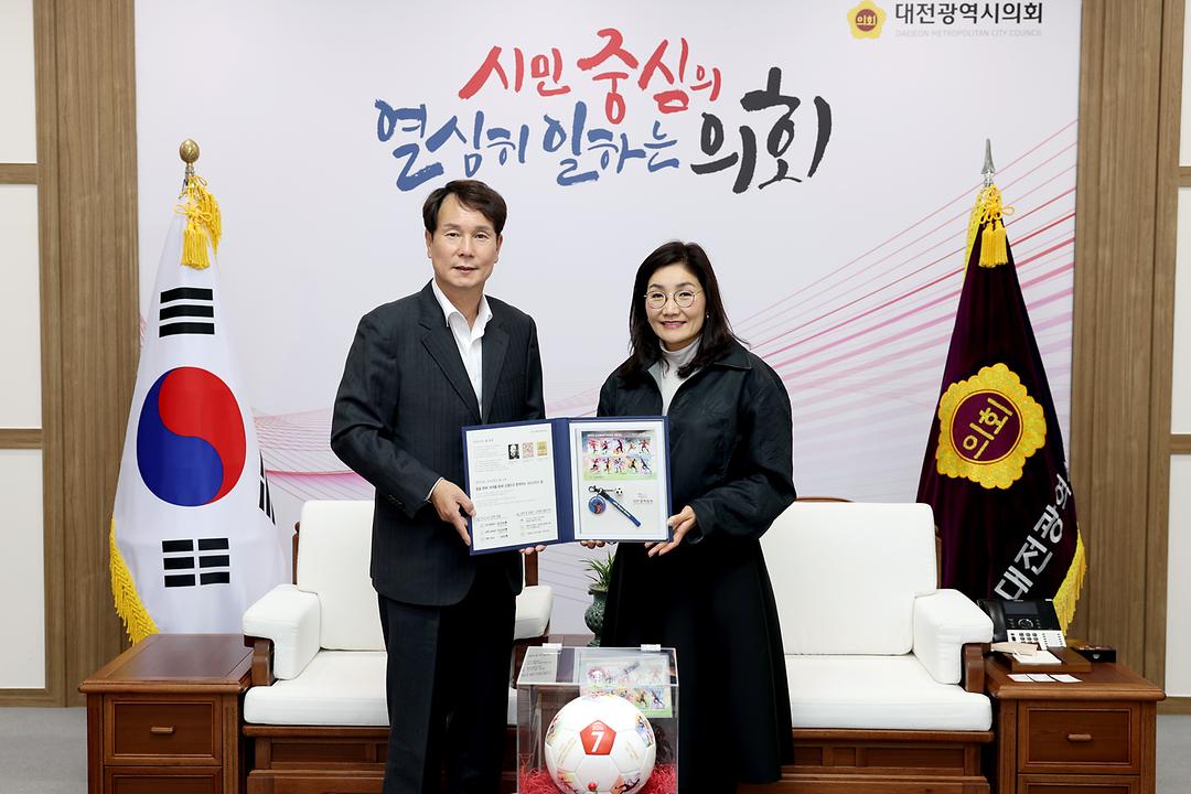 2022.11.22 2022년 크리스마스씰 증정식 남상현 대한결핵협회 대전세종충남지부 회장 (3)