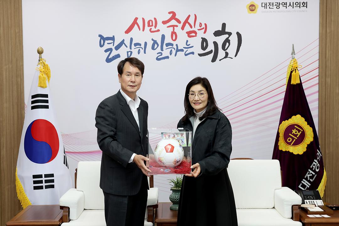 2022.11.22 2022년 크리스마스씰 증정식 남상현 대한결핵협회 대전세종충남지부 회장 (4)