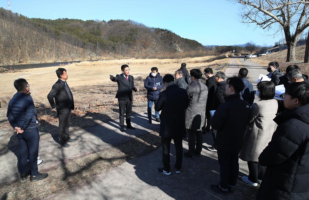 2023.01.30(송활섭 의원 금강 현도교 일원 둔치 현장점검) (5)