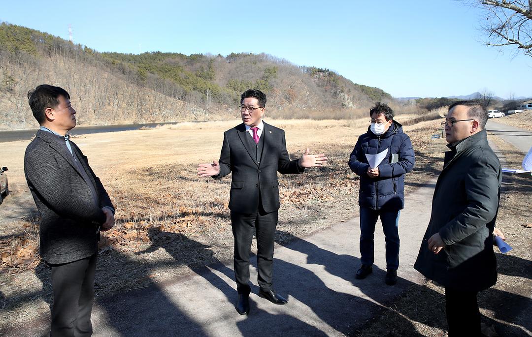2023.01.30(송활섭 의원 금강 현도교 일원 둔치 현장점검) (1)