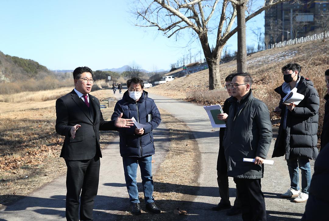 2023.01.30(송활섭 의원 금강 현도교 일원 둔치 현장점검) (7)