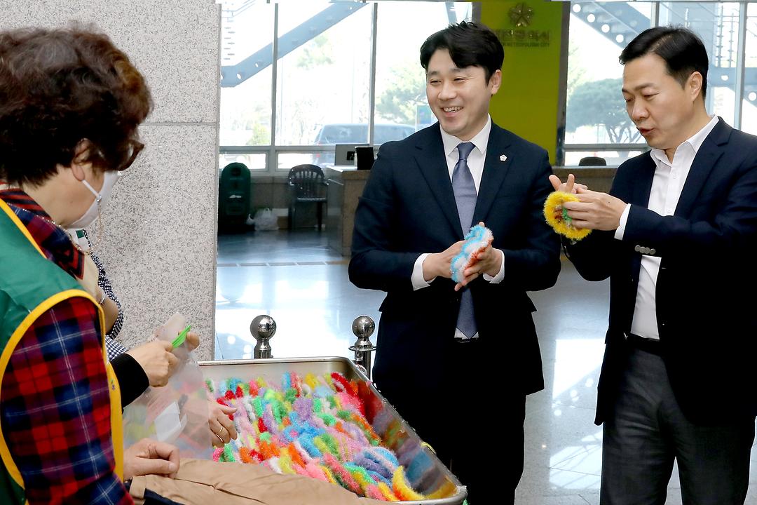 2023.03.21 새봄맞이 행복매장 사랑의 재활용 나눔장터-가운데 김진오 제1부의장(1)