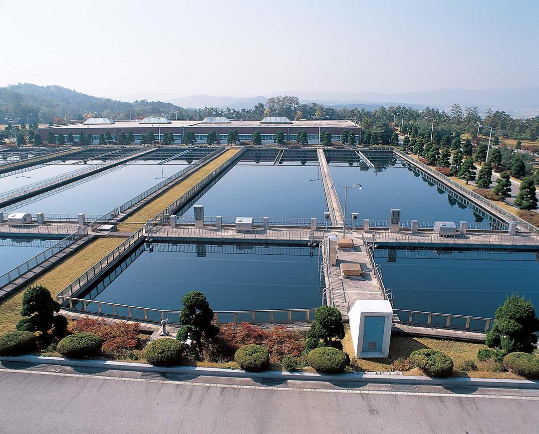 신탄진정수장 응집침전지시설 사진(이병철 의원 물관리 기술 발전 관련 조례 사진)