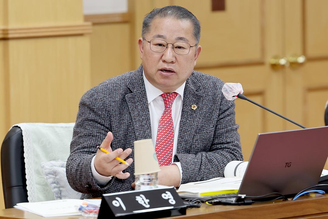 교육위원회 이한영