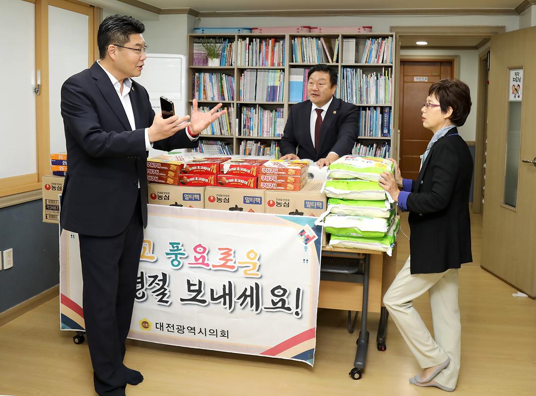 2023.09.21(추석 명절 행복나눔 방문_은혜지역아동센터_정명국 송인석 의원) (2)