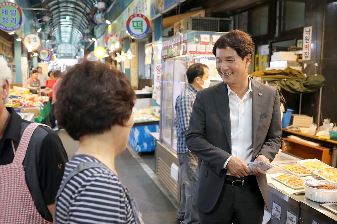 2023.09.27 추석 맞이 전통시장 장보기 및 상인 격려 (11)