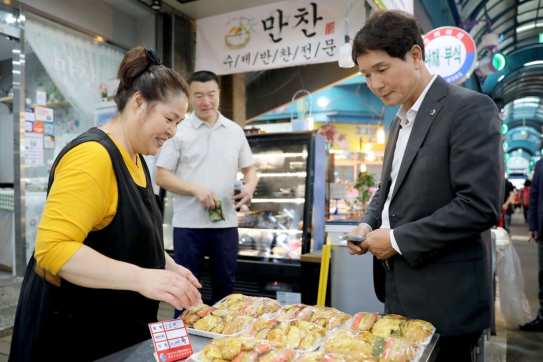 2023.09.27 추석 맞이 전통시장 장보기 및 상인 격려 (17)