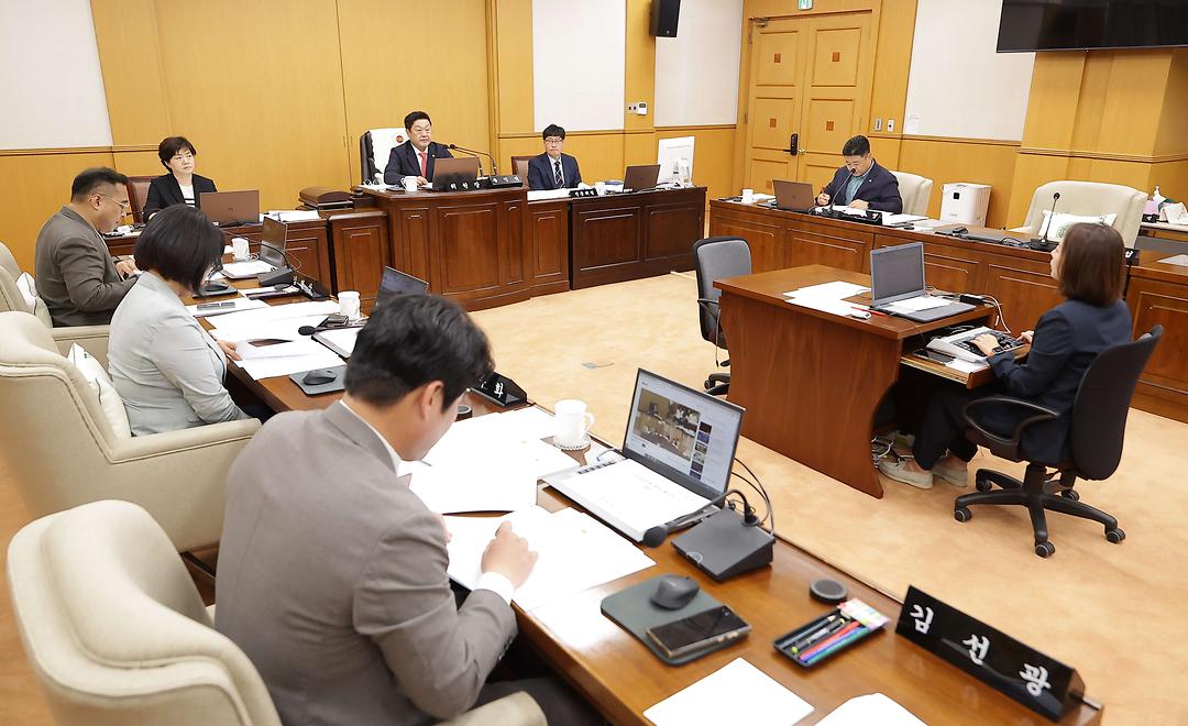 2. (사진자료) 제290회 임시회 상임위 회의_산업건설위원회