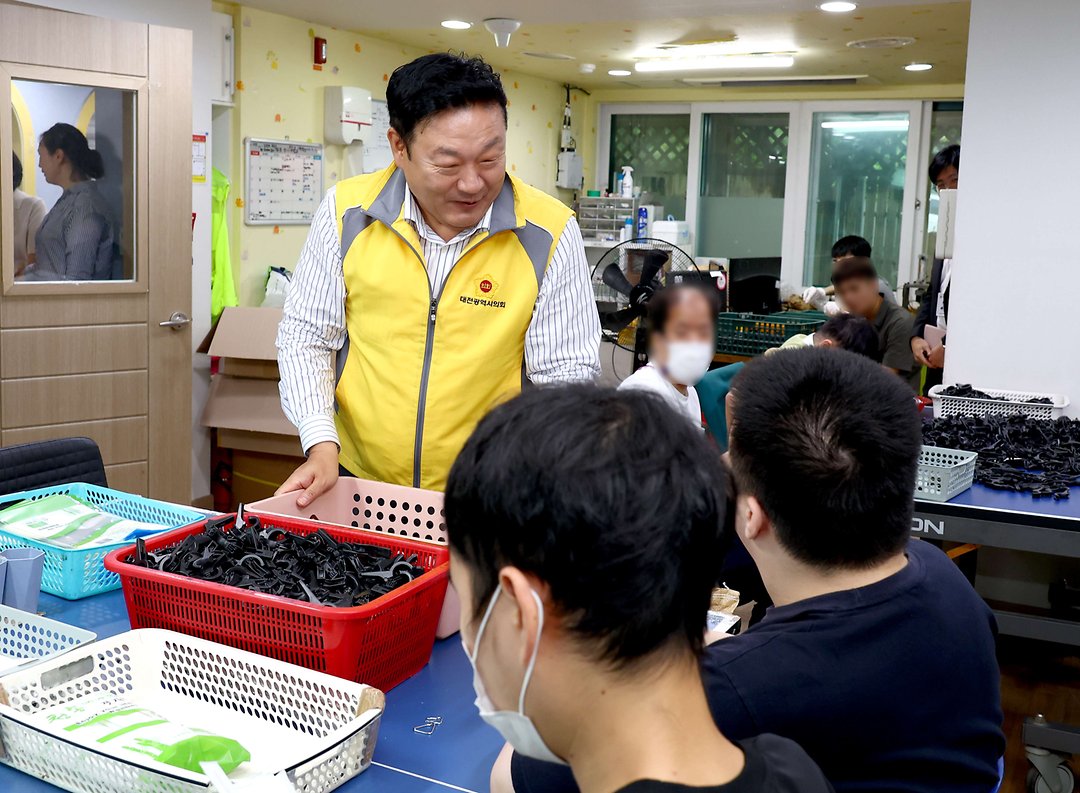 1.(20250925)송인석 산건위원장 추석 맞이 장애인 재활시설 위문-2