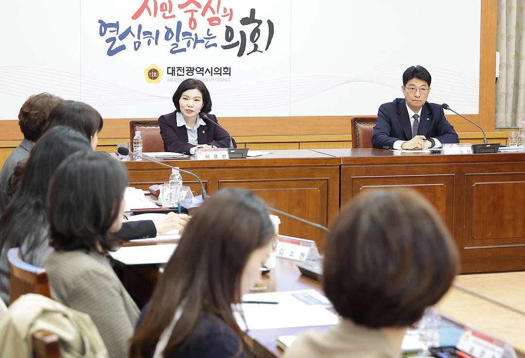 이금선 의원_임신 출산 양육의 포괄적 지원 대책 마련을 위한 정책간담회(2025.10.31.)-3