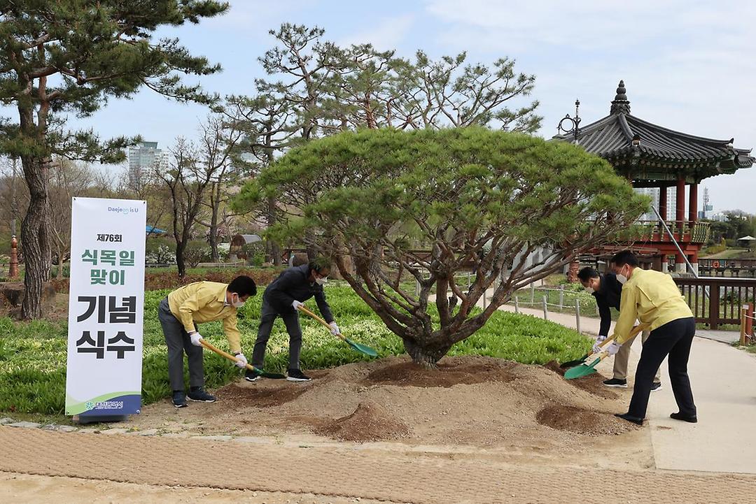식목일 나무심기행사2.jpg