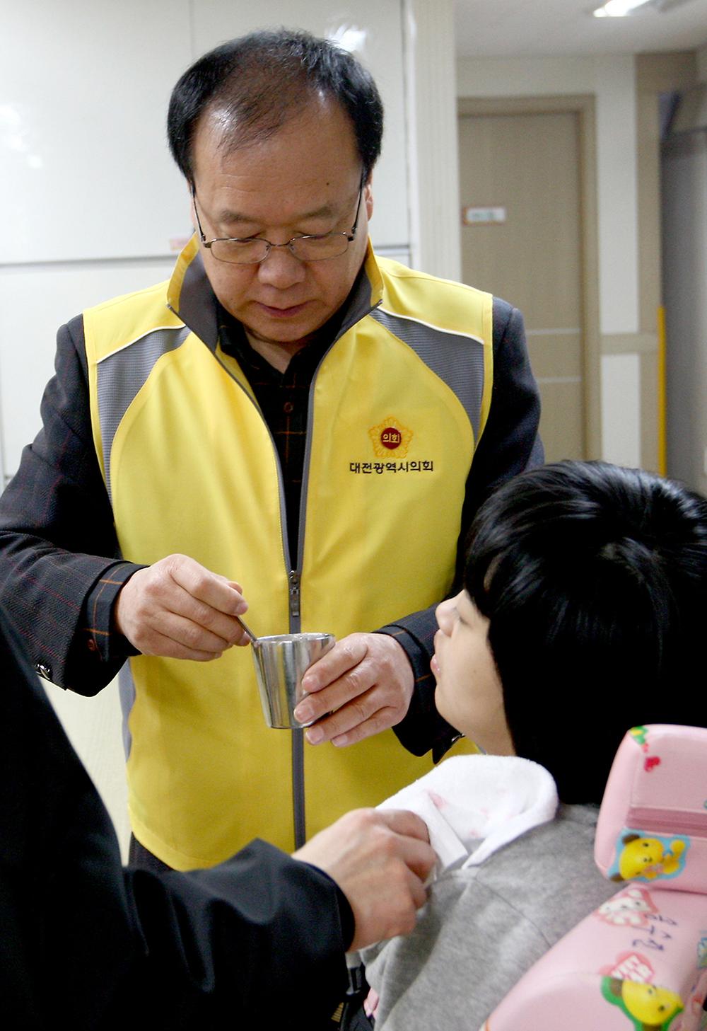 대전시의회 로뎀 중증장애인 시설 봉사활동 [ 2015-12-22 ]
