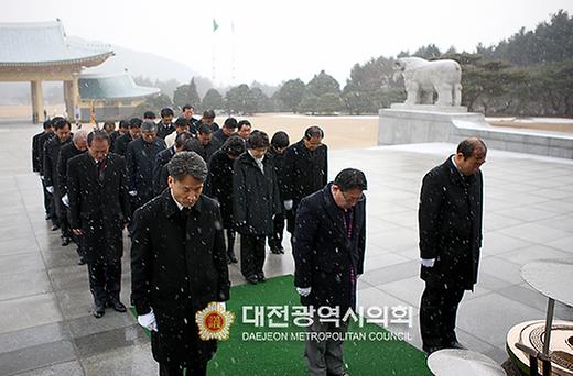 대전광역시의회, 대전보훈공원과 현충원 참배 [ 2012-01-01 ]