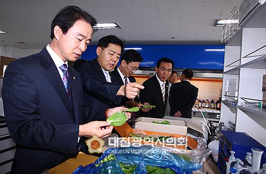 교육사회위원회-보건환경연구원 농·수 축산물 검사소를 방문 [ 2008-10-01 ]