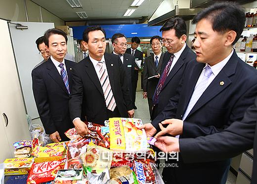 교육사회위원회-보건환경연구원 농·수 축산물 검사소를 방문 [ 2008-10-01 ]