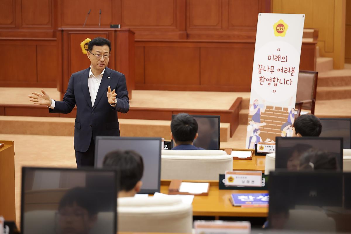 일일 시의원 된 산서초 학생들, 민주적 토론 체험하는 소중한 하루 [ 2025-09-03 ]
