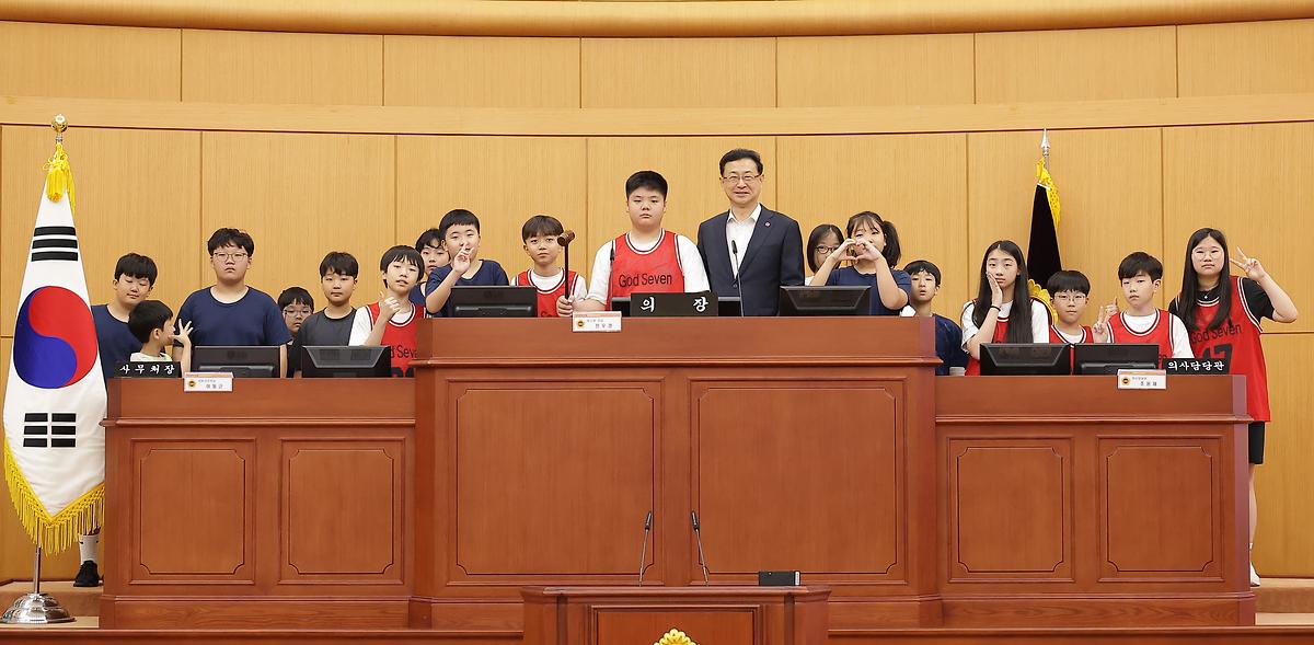일일 시의원 된 산서초 학생들, 민주적 토론 체험하는 소중한 하루 [ 2025-09-03 ]